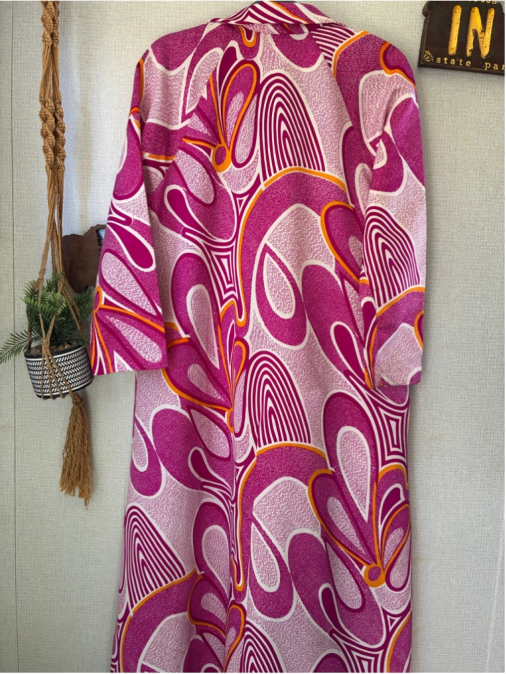 Women's Vintage 1969 Sears Loungeweare house coat, Pink & Purple Abstract Print - Picture 5 of 5